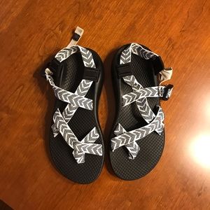 chacos trine black and white